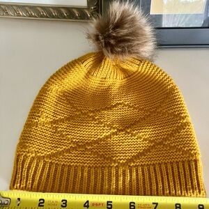 Stylish Mustard Knit Beanie with Pom-Pom